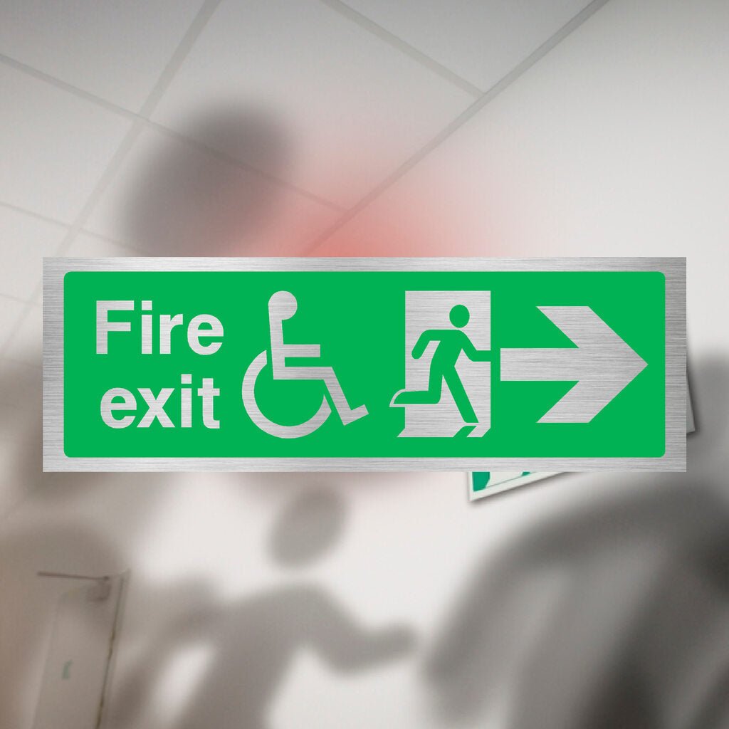 Segnali Di Uscita Uscite Antincendio E Frecce Che Indicano La Strada Sul Soffitto Dei Gm1215042067 353753992 Segnali Di Uscita Uscite Antincendio E Frecce Che Indicano La Strada Sul Soffitto Dei Gm1215042067 353753992