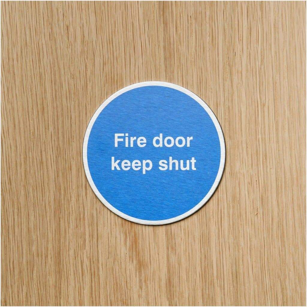 Viking Signs MA229-S10-3M Cartello Fire Door Keep Shut, plastica rigida 3 mm, altezza 100 mm x larghezza 100 mm Viking Signs MA229-S10-3M Cartello Fire Door Keep Shut, plastica rigida 3 mm, altezza 100 mm x larghezza 100 mm